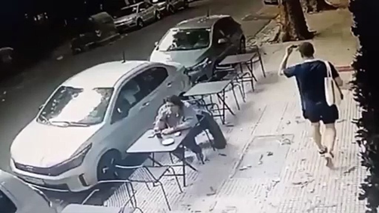 Placa de vidro despenca de prédio e atinge cabeça de cliente em cafeteria em Buenos Aires