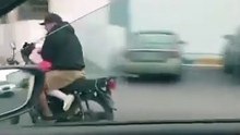🚨 Indignación en redes sociales luego de que un motociclista fuera captado en Guaymas hablando por celular mientras conducía y transportaba a una menor de edad sin casco ni protección 🏍️📱👧⚠️