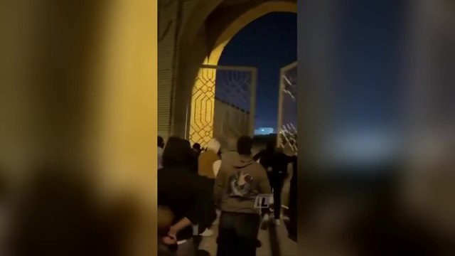 Iran, manifestanti attaccano il palazzo degli Ayatollah