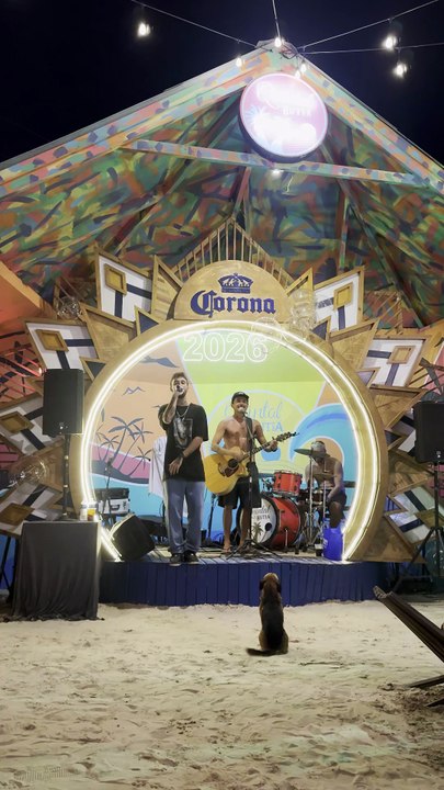 “Fã número um”: cachorro acompanha show e encanta público na Praia do Rosa