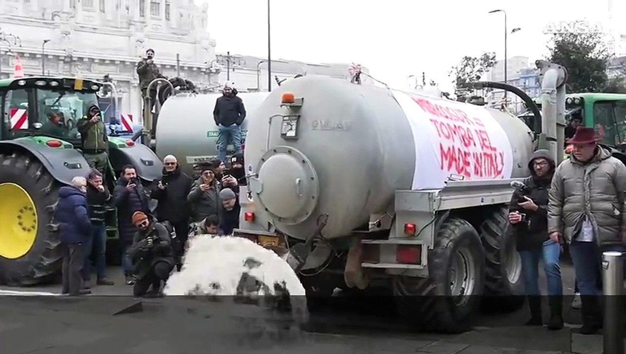 Gli agricoltori spruzzano latte davanti al Pirellone: "E' quello che accade alle aziende"