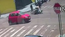 Câmeras registram como ocorreu a colisão entre motos na Rua Erechim