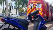 Carro e moto batem em cruzamento no Centro de Cascavel e motociclista ferida é socorrida pelo Siate