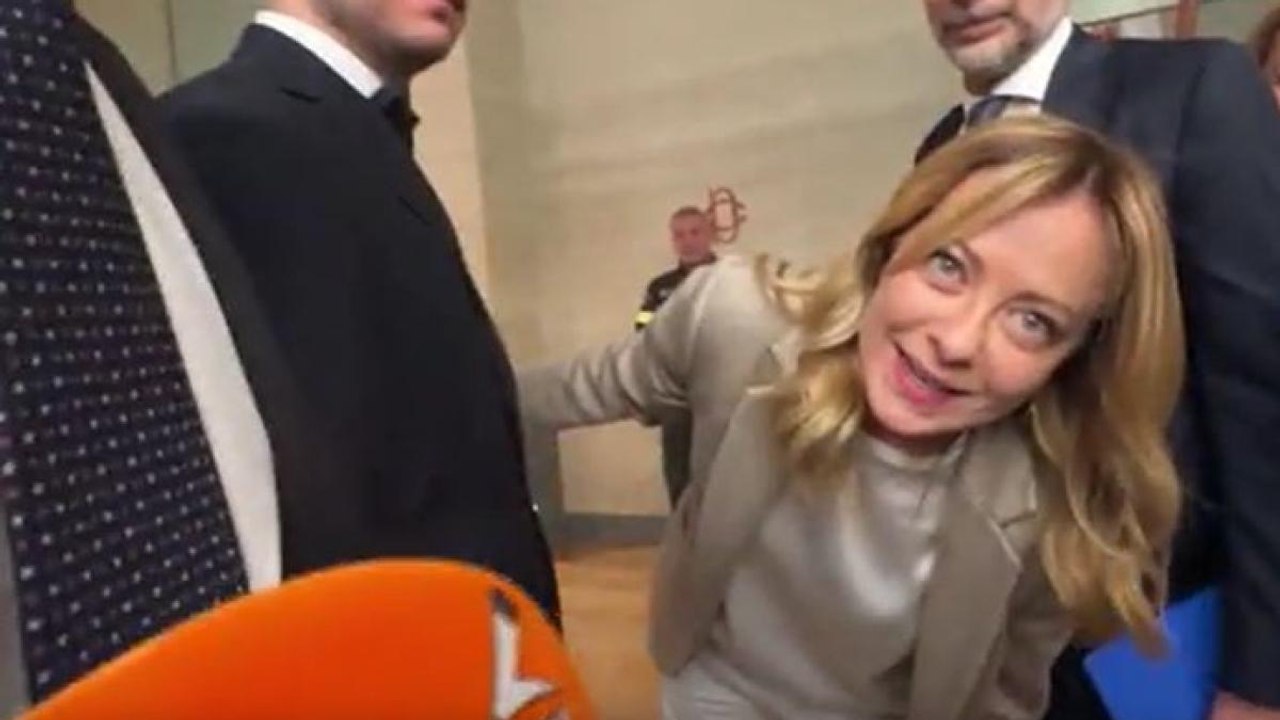 Meloni dopo la conferenza stampa: «Cosa mi ha portato la Befana? Giornate molto complesse, non so se si tratta di "carbone"»