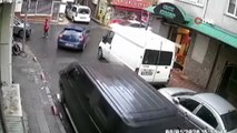 Bayrampaşa'da çocuğun ambulansa yol açması yürekleri ısıttı