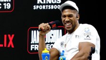 Anthony Joshua rindió homenaje a sus dos amigos que murieron en un reciente accidente automovilístico