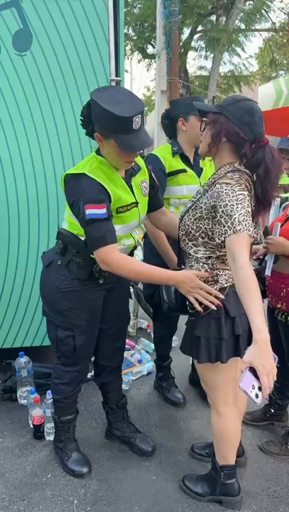 Cateo en los controles previos al acceso del segundo día del concierto de Shakira