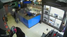 Imagens de segurança registram assalto violento a loja de eletrônicos em Cascavel