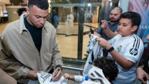 Así fue la llegada de Mbappé a Arabia Saudí: expectación y autógrafos del 'fichaje' de Xabi Alonso