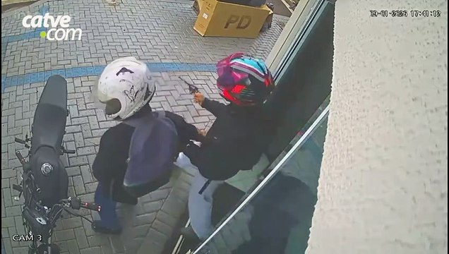 Adolescentes tentaram disparar duas vezes contra loja de informática em Cascavel mas revólver falhou