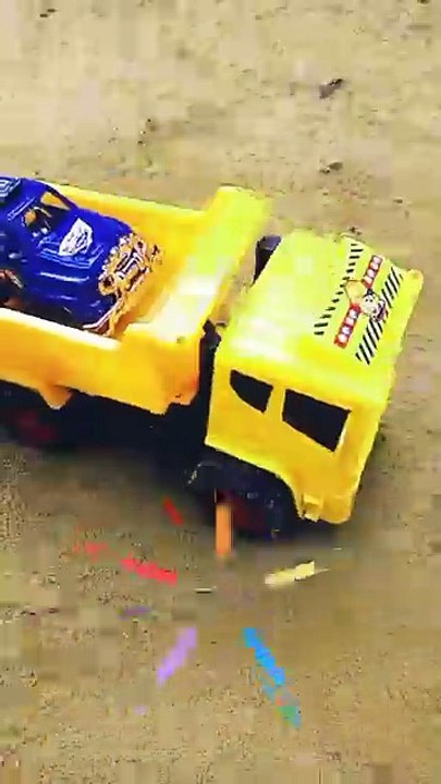 ‎A red car is coming on a yellow truck
