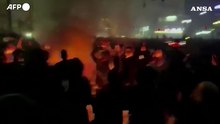 Ancora proteste a Teheran, slogan e balli davanti a un falo'