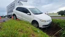 Carro para pendurado em canaleta após motorista sair da pista na BR-277
