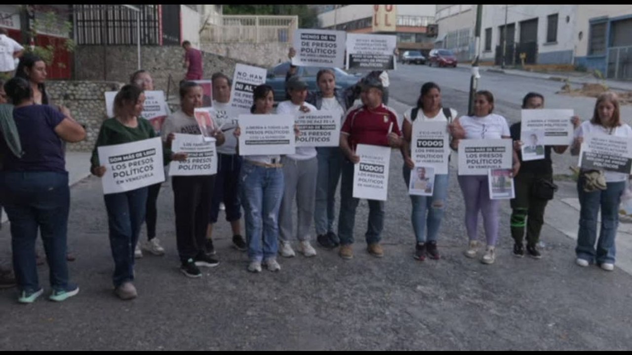 Venezuela, l'attesa delle famiglie dei detenuti fuori da El Helicoide