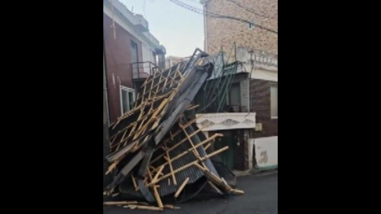 지붕 날아가 골목길 덮쳐...건물 창문까지 깨져 / YTN