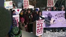 Manifestanti a Minneapolis fuori dall'hotel che ospita agenti ICE