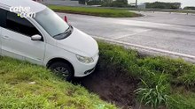 Carro sai da pista e para na canaleta da BR-277 em Cascavel