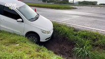 Carro sai da pista e para na canaleta da BR-277 em Cascavel