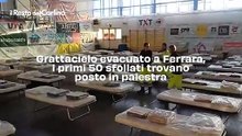 Grattacielo evacuato a Ferrara, i primi 50 sfollati trovano posto in palestra: video