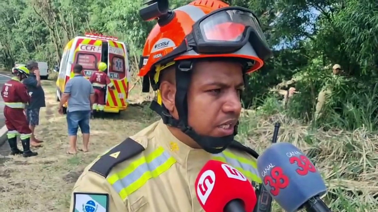Motorista fica ferido após carro cair em ribanceira no Contorno Norte de Apucarana