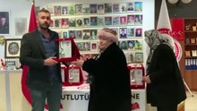 Şehit annelerinden CVP lideri Serkan Öz’e anlamlı plaket