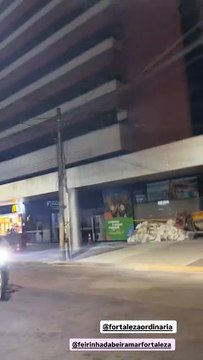 Carro fica pendurado em prédio na av. Beira Mar, em Fortaleza; veja imagens