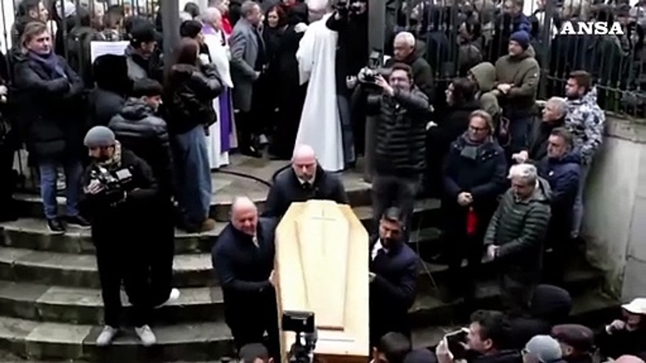 Il feretro di Aurora Livoli lascia la chiesa di San Giovanni Battista