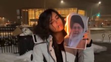 La protesta delle donne in Iran che si accendono la sigaretta con la foto dell'ayatollah Khamenei
