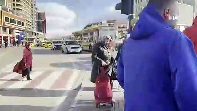 Vatandaşın lodos fırtınasıyla imtihanı! Direklere tutundular