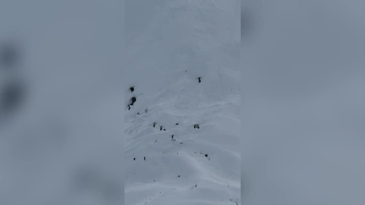Slavina a Pila, muore uno scialpinista. La massa di neve e l'arrivo dei soccorsi