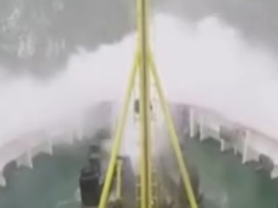 Sturmtief 'Elli': Schiff kämpft sich durch meterhohe Nordseewellen