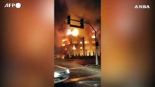 Iran, edificio governativo in fiamme mentre scoppiano nuove manifestazioni