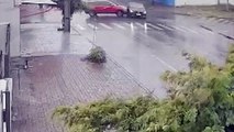 Embaixo de chuva, carros se envolvem em colisão no Santa Cruz; Veja o vídeo