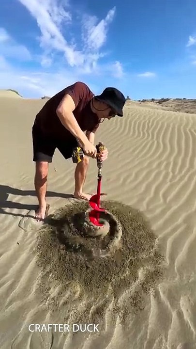 A guy found oil in the depths of the desert  عثر رجل على النفط في أعماق الصحراء