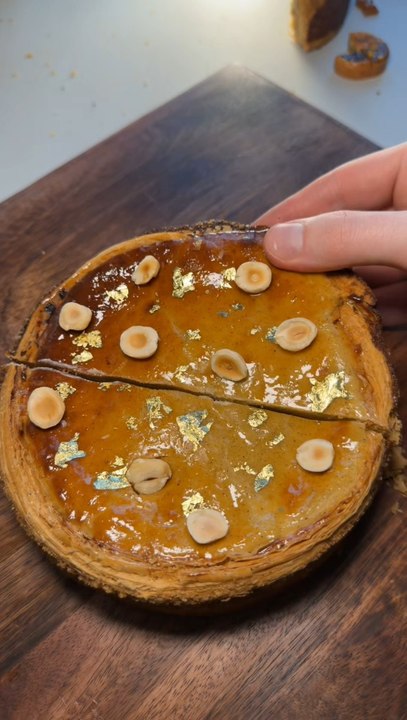 Toutes les galettes des rois façon flan de chez Neulo 😍✨4 versions frangipane : nature, chocolat, pomme 🍎🍫Et aussi des flans en exclusivité aux Galeries Lafayette Gourmet :➡️ Yuzu➡️ Flan noisette 😍✨