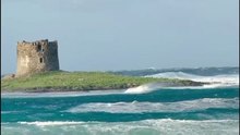 Il mare in tempesta travolge la magnifica Pelosa a Stintino
