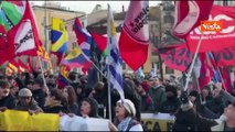 Corteo pro Maduro a Roma sfila verso l'Ambasciata Usa con le bandiere Venezuelane
