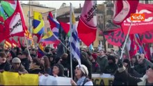 Corteo pro Maduro a Roma sfila verso l'Ambasciata Usa con le bandiere Venezuelane