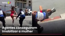 Com socos e chutes, mulher é flagrada em luta corporal com dois PMs no RJ