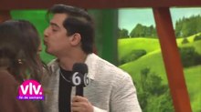 Zair Almendarez intenta robarle un beso a Dani Villa
