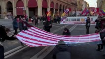 Venezuela, a Bologna la protesta degli attivisti pro Maduro: bruciata la bandiera degli Stati Uniti
