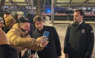 VIDEO / Vigilia Inter-Napoli, gli azzurri arrivano nel ritiro di Milano: Conte saluta i tifosi