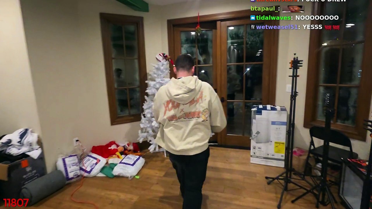 Just Chatting #225: "Lacy throws marlons pc in the Pool"