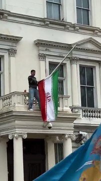 Se subió al balcón de la embajada de Irán en Londres y reemplazó la bandera