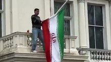Se subió al balcón de la embajada de Irán en Londres y reemplazó la bandera