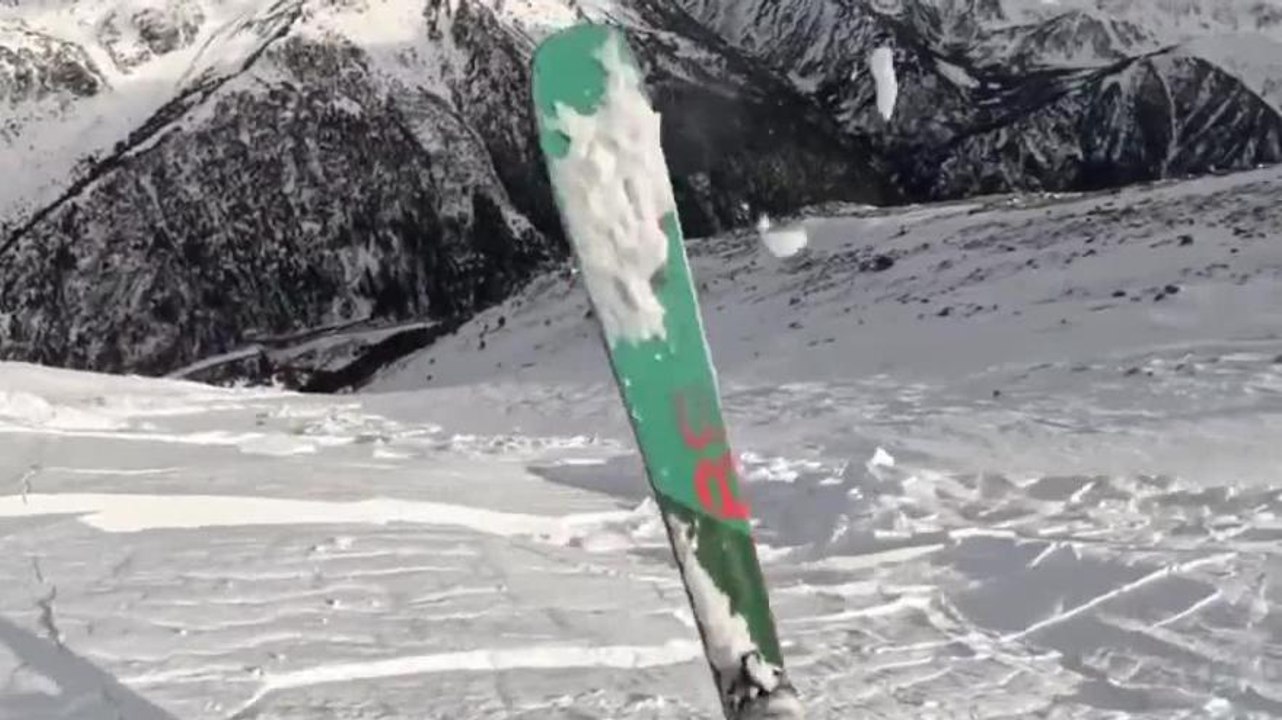 Una valanga si stacca dal pendio: sciatrice salva per miracolo