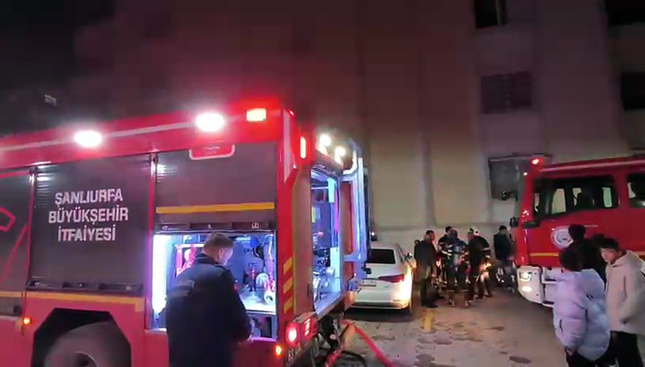 Karaköprü’de Alevler Yükseldi, Apartman Boşaltıldı