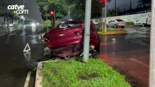 Carro atinge semáforo após batida com caminhão no bairro Country em Cascavel
