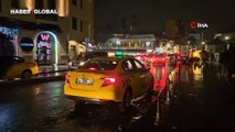 Sağanak yağış ve şimşekler gece vakti Taksim'i aydınlattı