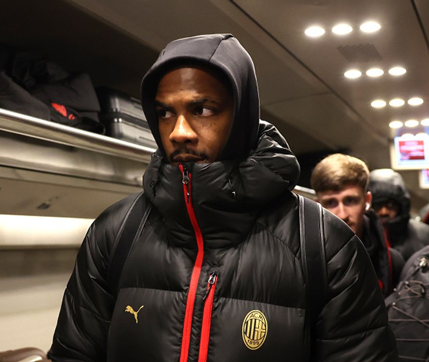 La firma di Maignan: intanto quella per i tifosi a Milanello...